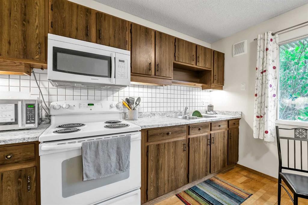151 Midbend Place Se, Calgary, AB - Indoor Photo Showing Kitchen