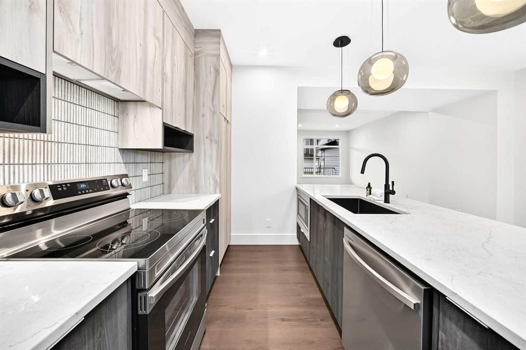 270 Greystone Boulevard, Cochrane, AB - Indoor Photo Showing Kitchen With Upgraded Kitchen