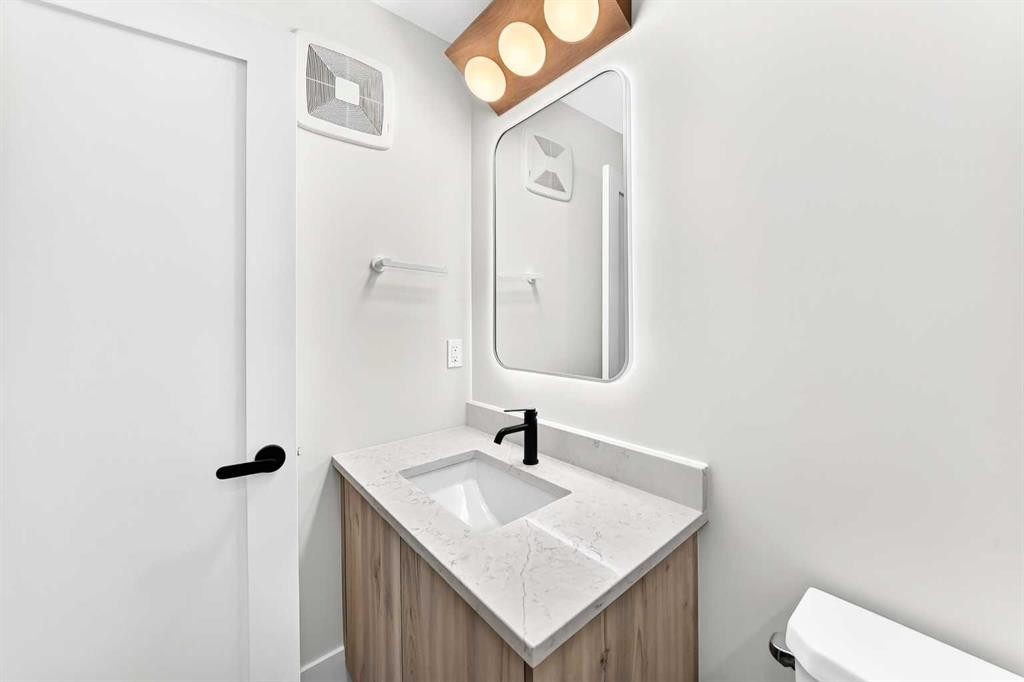 270 Greystone Boulevard, Cochrane, AB - Indoor Photo Showing Bathroom