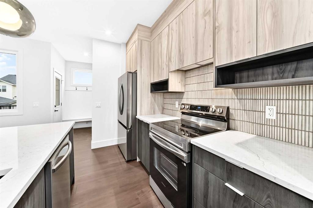 270 Greystone Boulevard, Cochrane, AB - Indoor Photo Showing Kitchen With Upgraded Kitchen