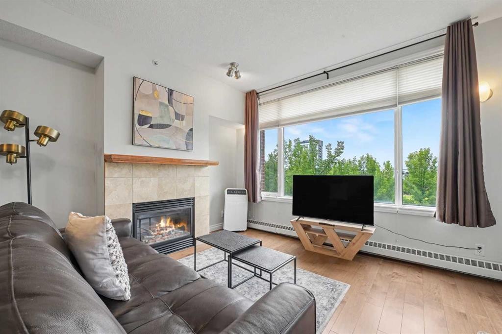 310-930 Centre Avenue Ne, Calgary, AB - Indoor Photo Showing Living Room With Fireplace