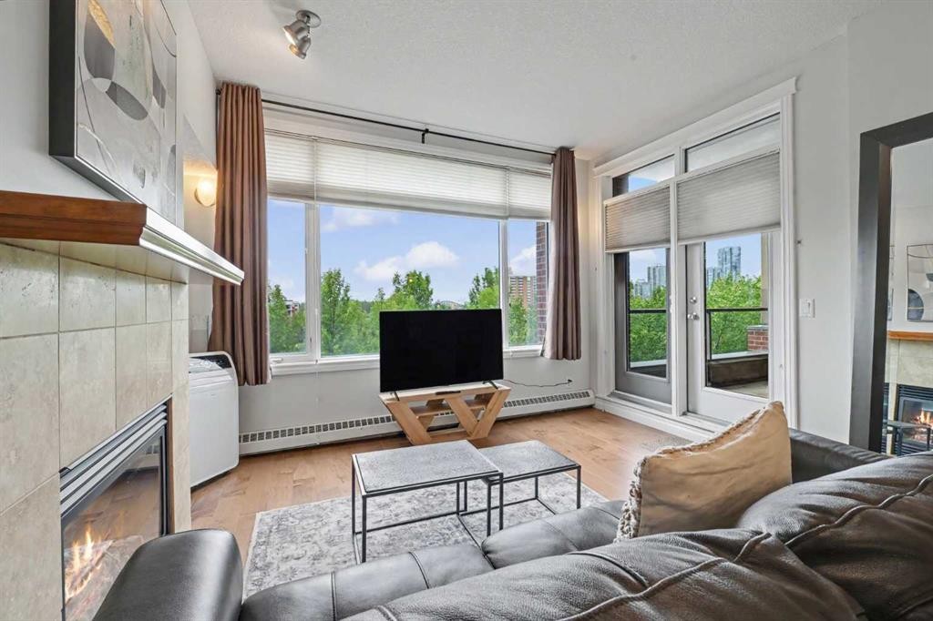 310-930 Centre Avenue Ne, Calgary, AB - Indoor Photo Showing Living Room With Fireplace