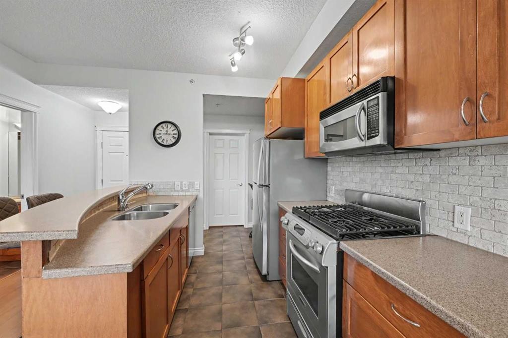 310-930 Centre Avenue Ne, Calgary, AB - Indoor Photo Showing Kitchen With Double Sink