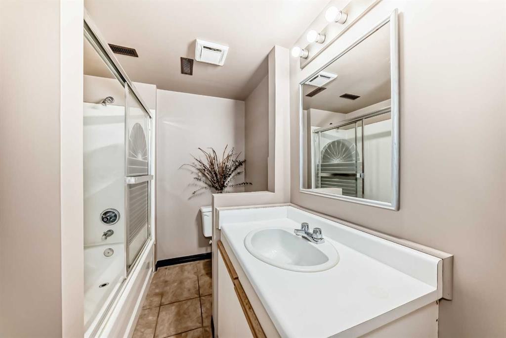 11 Huntstrom Place Ne, Calgary, AB - Indoor Photo Showing Bathroom
