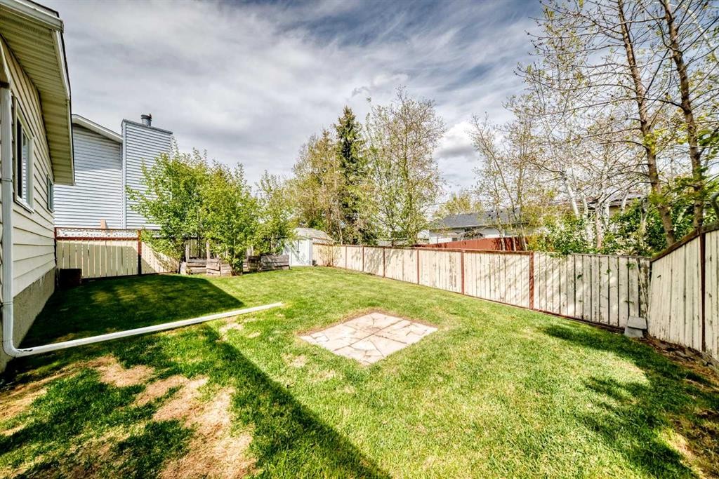 11 Huntstrom Place Ne, Calgary, AB - Outdoor With Backyard