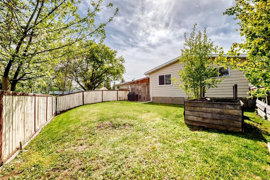 11 Huntstrom Place Ne, Calgary, AB - Outdoor
