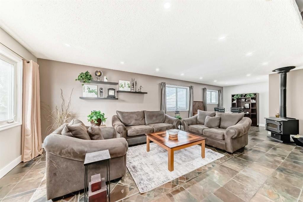 11 Huntstrom Place Ne, Calgary, AB - Indoor Photo Showing Living Room