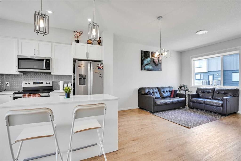 104 Corner Glen Circle Ne, Calgary, AB - Indoor Photo Showing Kitchen