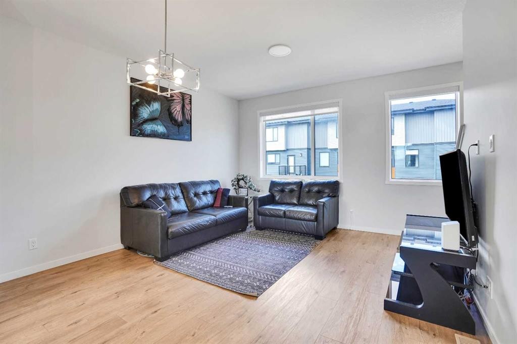104 Corner Glen Circle Ne, Calgary, AB - Indoor Photo Showing Living Room