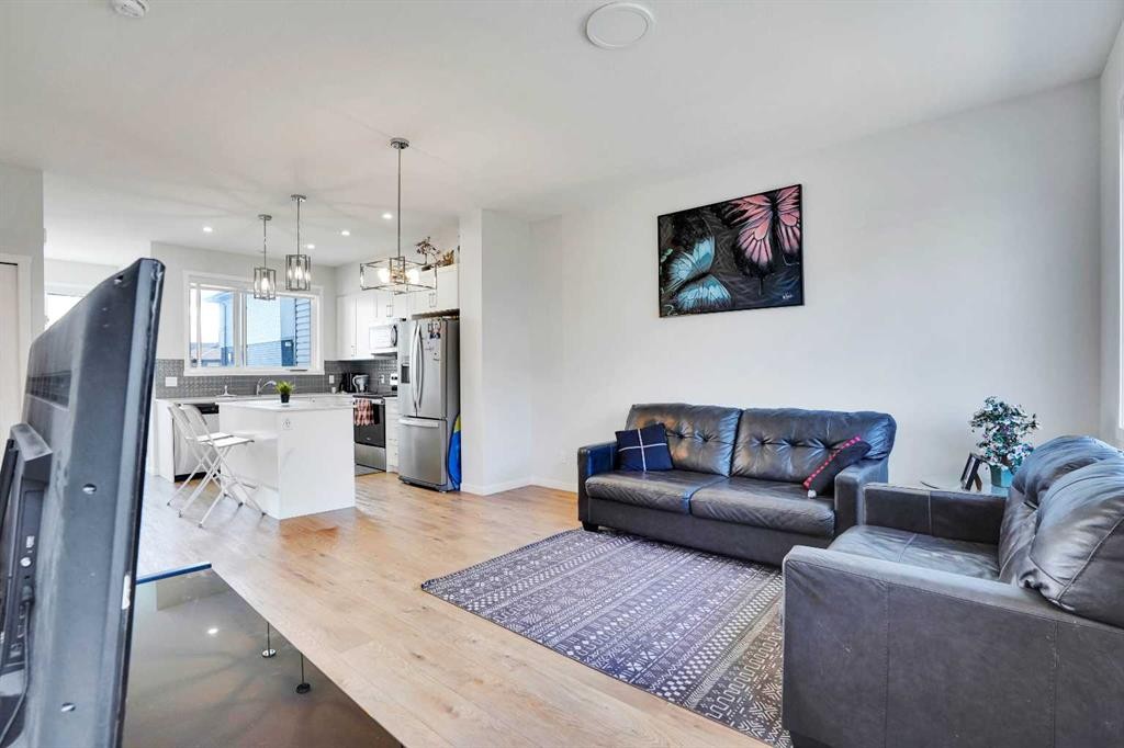 104 Corner Glen Circle Ne, Calgary, AB - Indoor Photo Showing Living Room