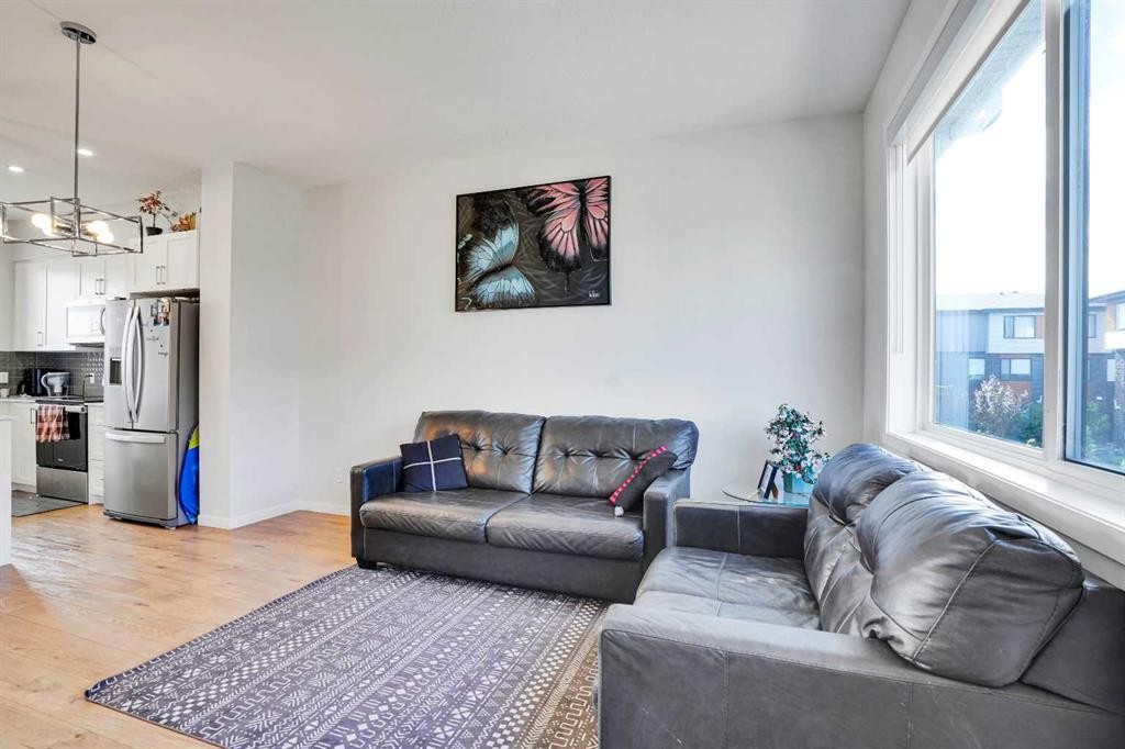 104 Corner Glen Circle Ne, Calgary, AB - Indoor Photo Showing Living Room