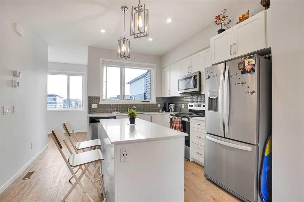 104 Corner Glen Circle Ne, Calgary, AB - Indoor Photo Showing Kitchen