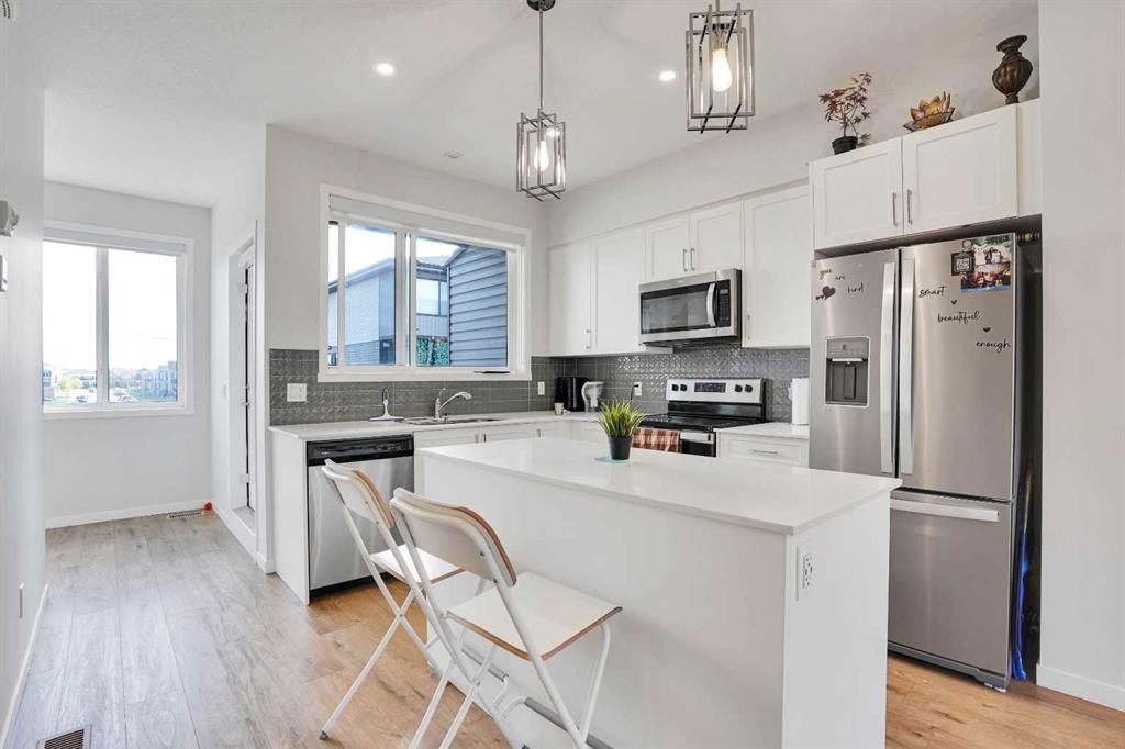 104 Corner Glen Circle Ne, Calgary, AB - Indoor Photo Showing Kitchen