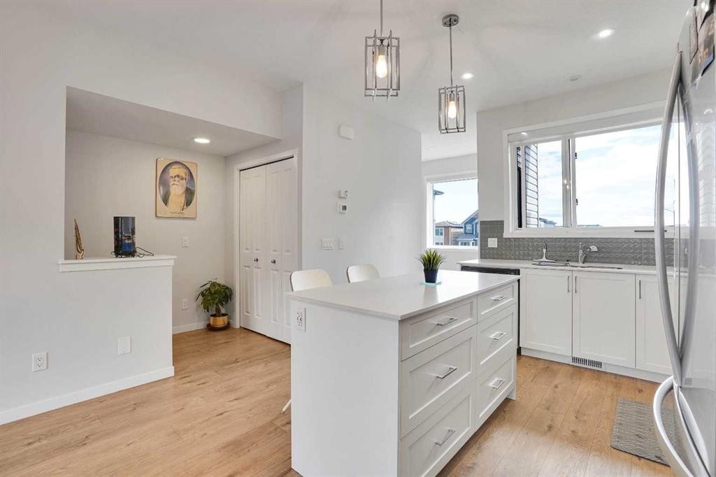 104 Corner Glen Circle Ne, Calgary, AB - Indoor Photo Showing Kitchen