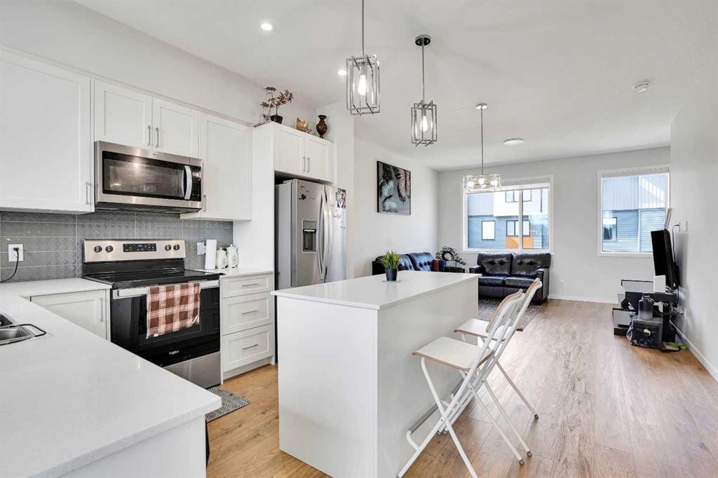 104 Corner Glen Circle Ne, Calgary, AB - Indoor Photo Showing Kitchen With Upgraded Kitchen