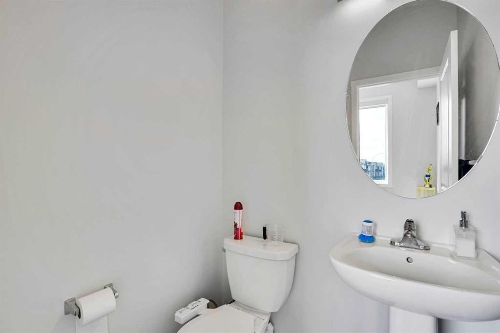 104 Corner Glen Circle Ne, Calgary, AB - Indoor Photo Showing Bathroom