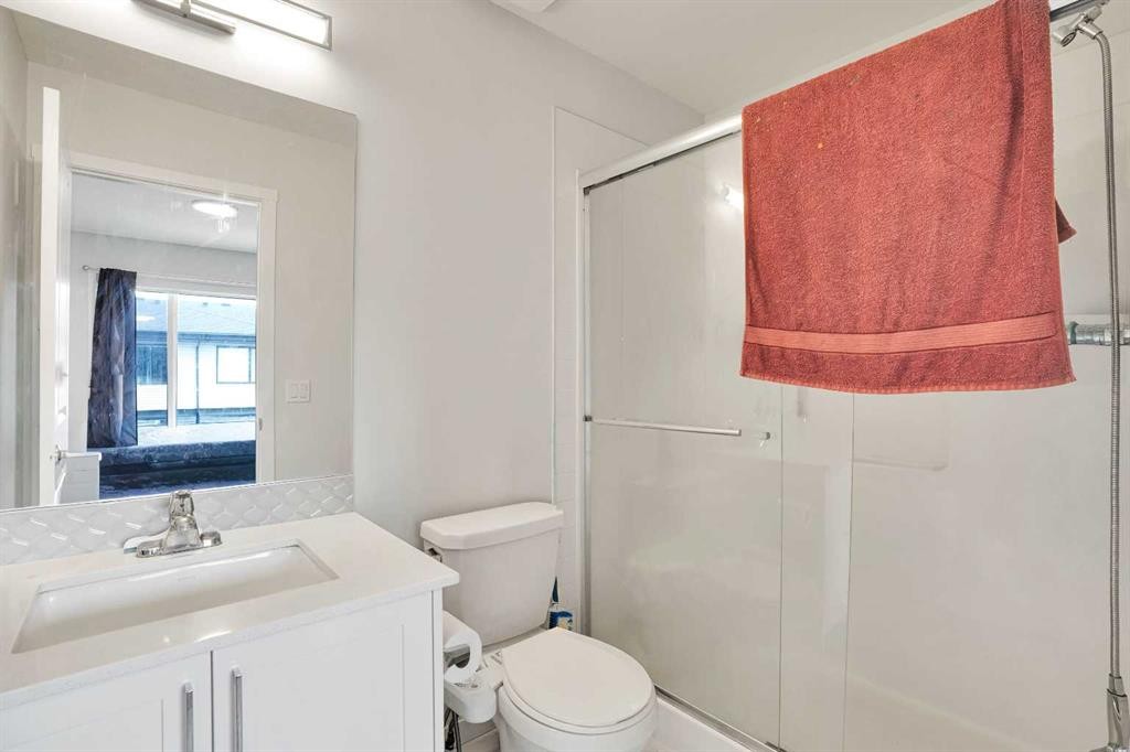 104 Corner Glen Circle Ne, Calgary, AB - Indoor Photo Showing Bathroom