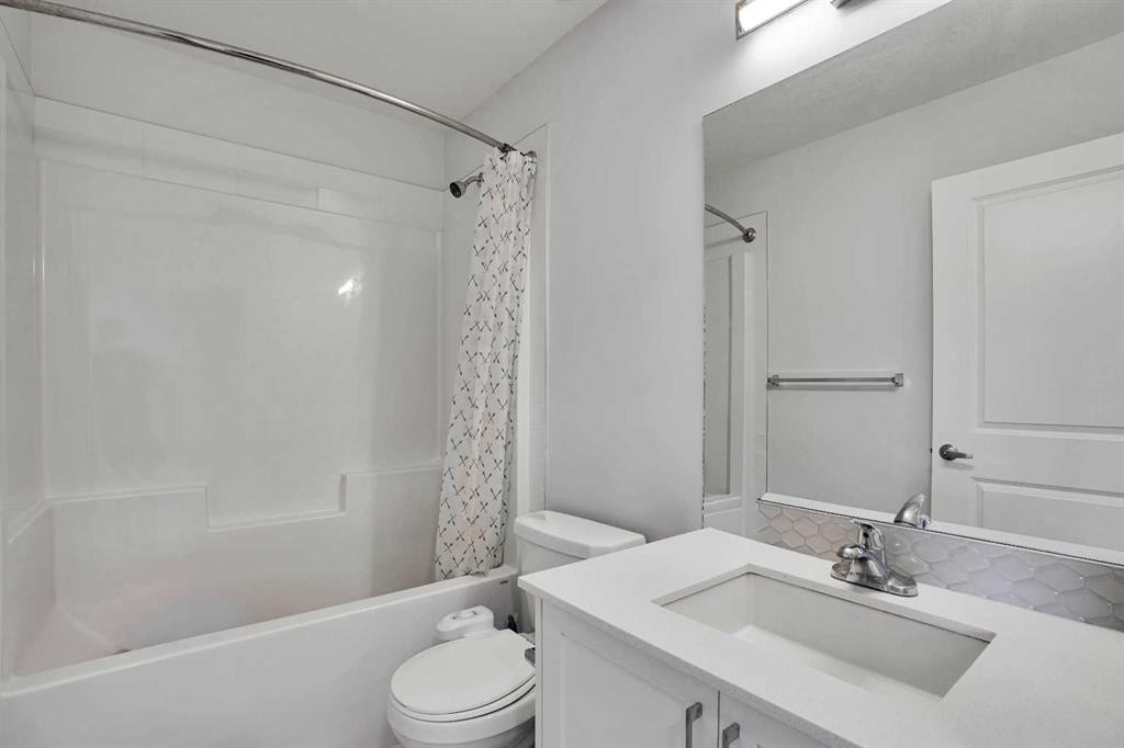 104 Corner Glen Circle Ne, Calgary, AB - Indoor Photo Showing Bathroom