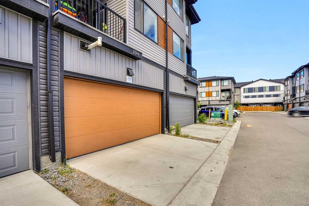 104 Corner Glen Circle Ne, Calgary, AB - Outdoor With Balcony