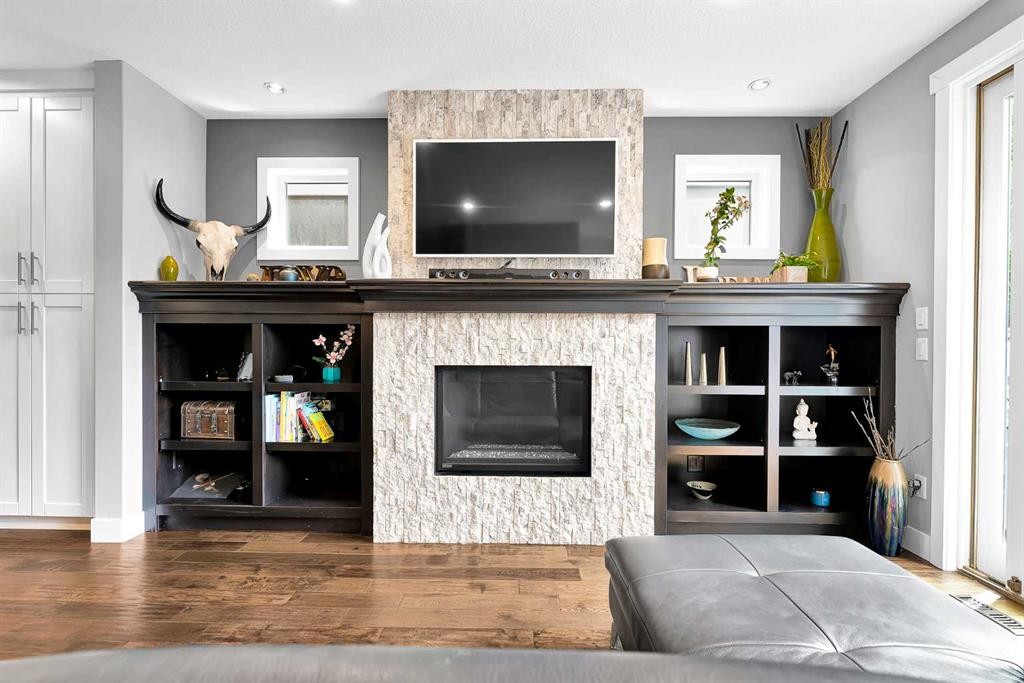 425 21 Avenue Nw, Calgary, AB - Indoor Photo Showing Living Room With Fireplace