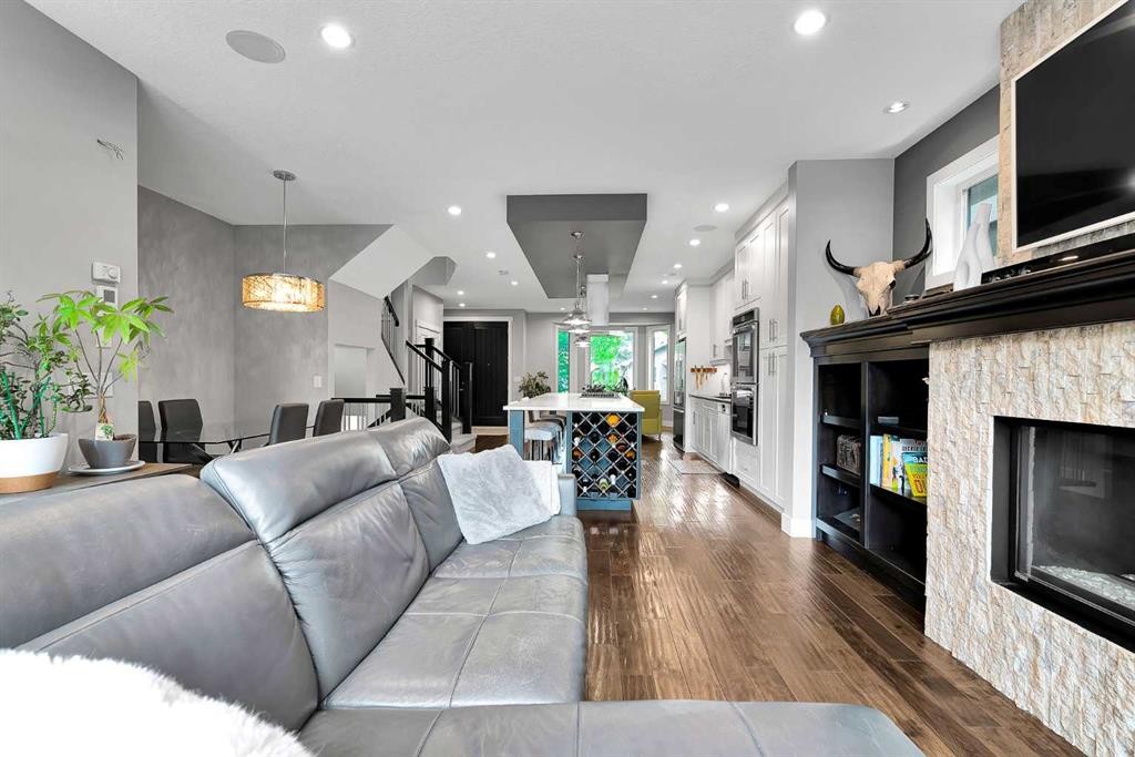 425 21 Avenue Nw, Calgary, AB - Indoor Photo Showing Living Room With Fireplace
