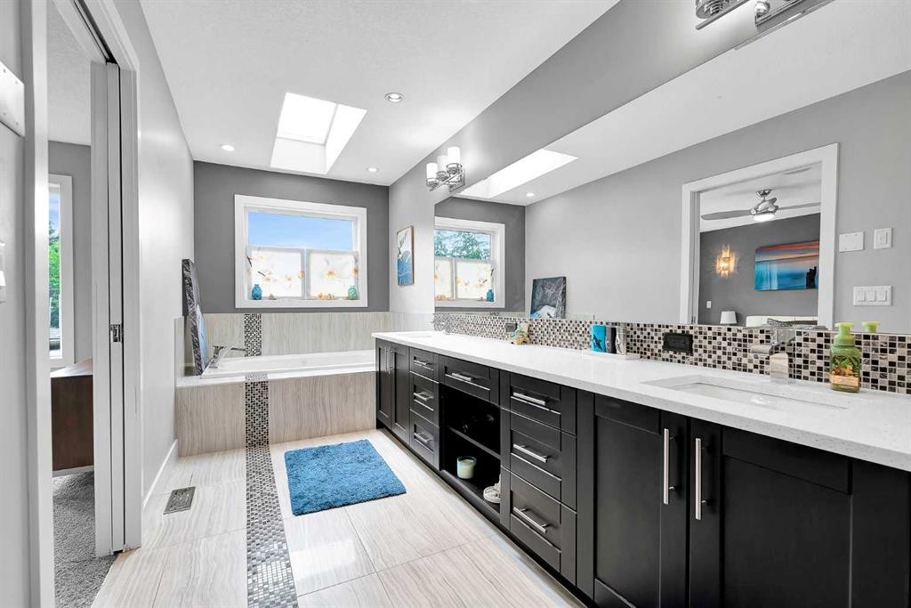 425 21 Avenue Nw, Calgary, AB - Indoor Photo Showing Bathroom