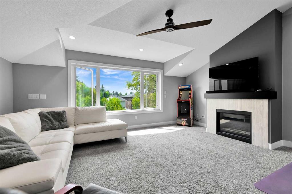 425 21 Avenue Nw, Calgary, AB - Indoor Photo Showing Living Room With Fireplace