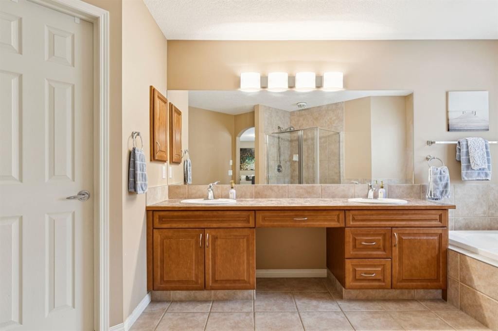 51 Sienna Park Crescent Sw, Calgary, AB - Indoor Photo Showing Bathroom