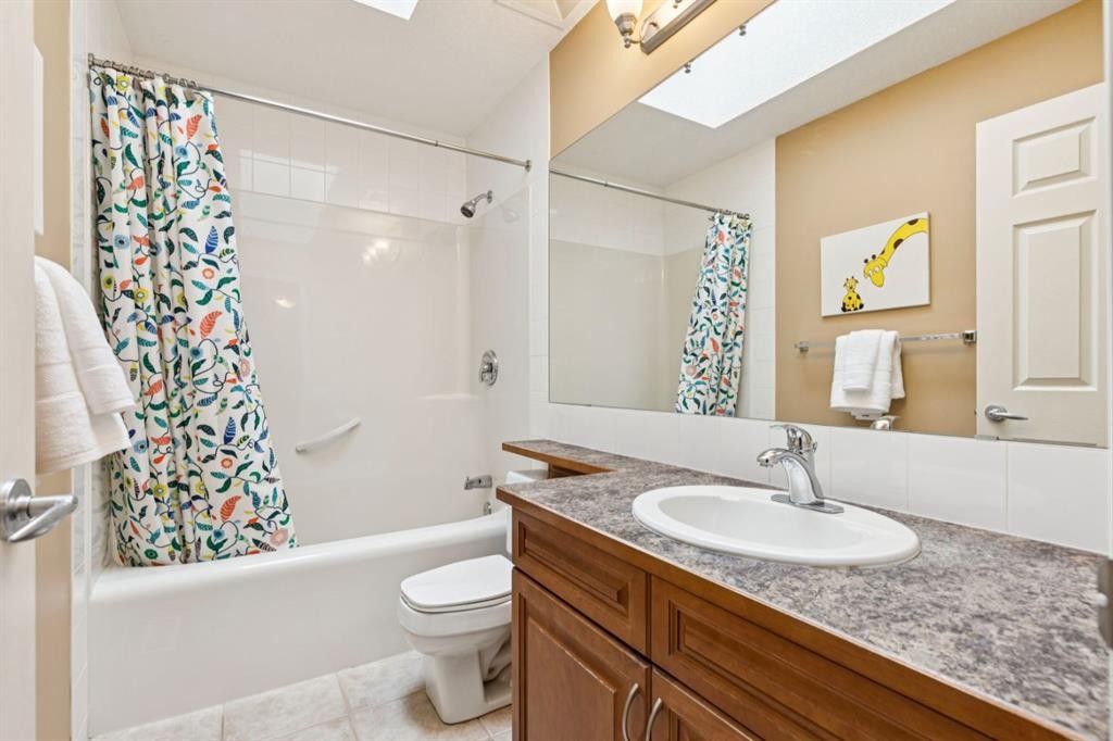 51 Sienna Park Crescent Sw, Calgary, AB - Indoor Photo Showing Bathroom