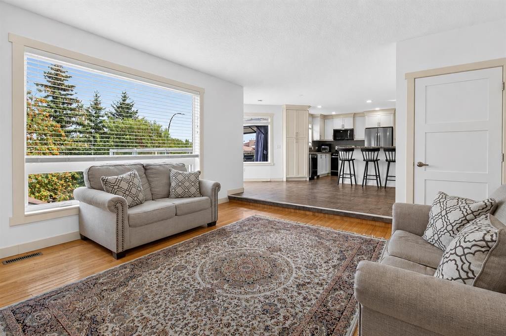 2888 Signal Hill Drive Sw, Calgary, AB - Indoor Photo Showing Living Room