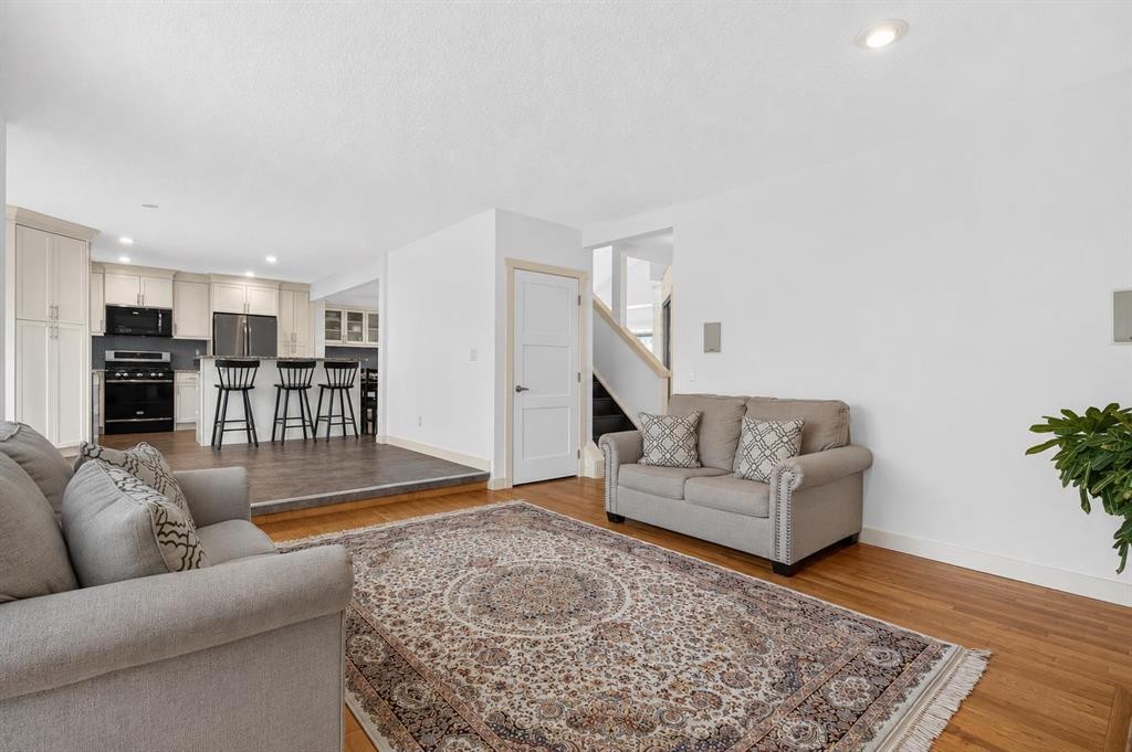 2888 Signal Hill Drive Sw, Calgary, AB - Indoor Photo Showing Living Room