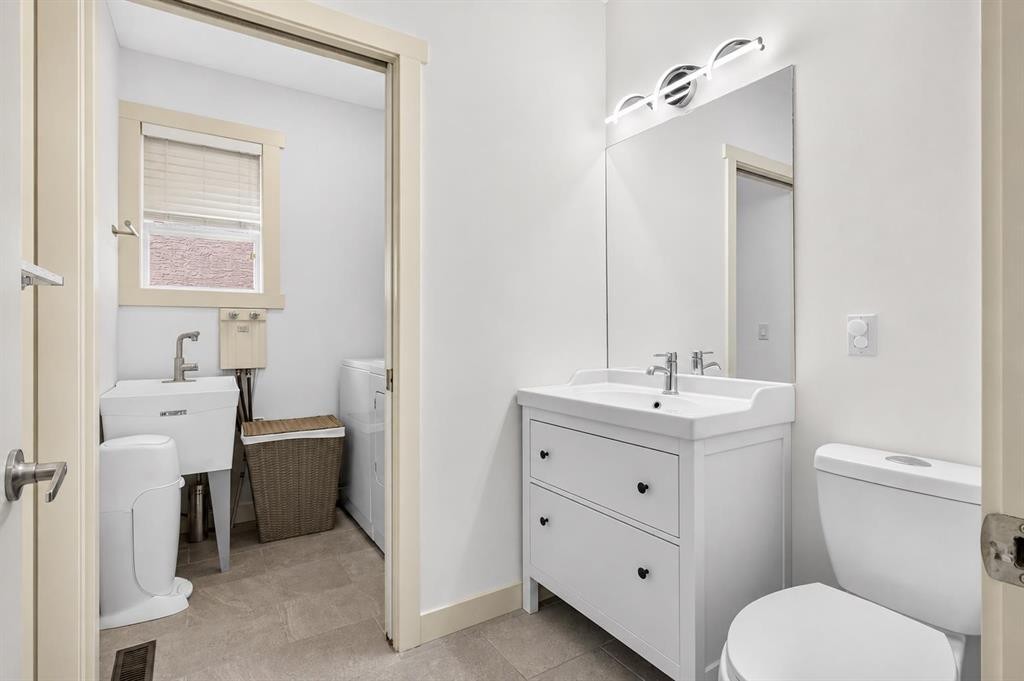 2888 Signal Hill Drive Sw, Calgary, AB - Indoor Photo Showing Bathroom