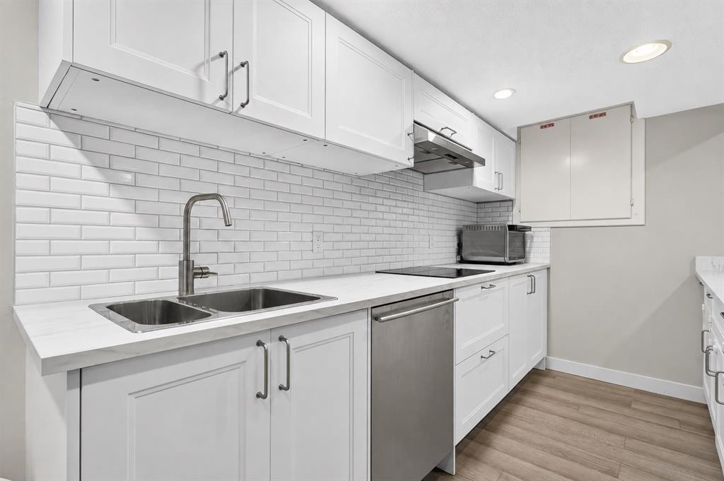 2888 Signal Hill Drive Sw, Calgary, AB - Indoor Photo Showing Kitchen With Double Sink With Upgraded Kitchen