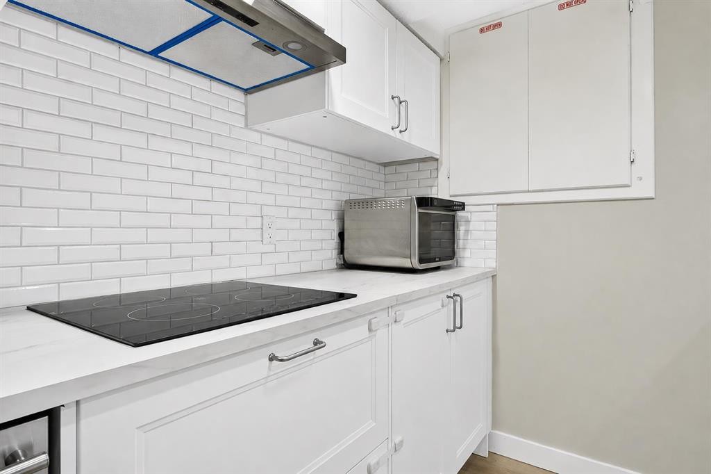 2888 Signal Hill Drive Sw, Calgary, AB - Indoor Photo Showing Kitchen