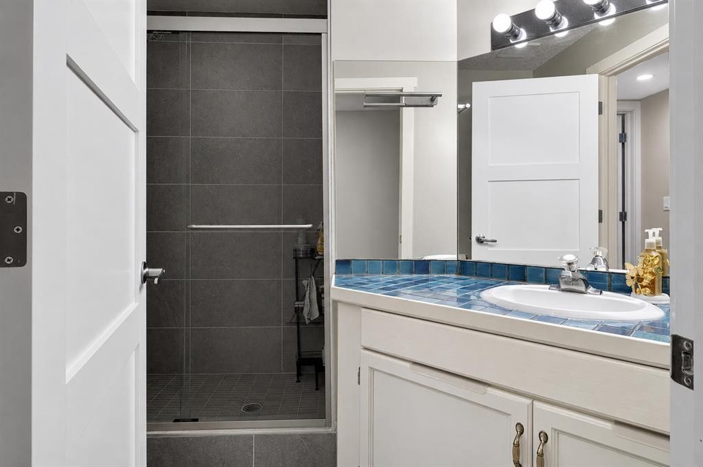 2888 Signal Hill Drive Sw, Calgary, AB - Indoor Photo Showing Bathroom