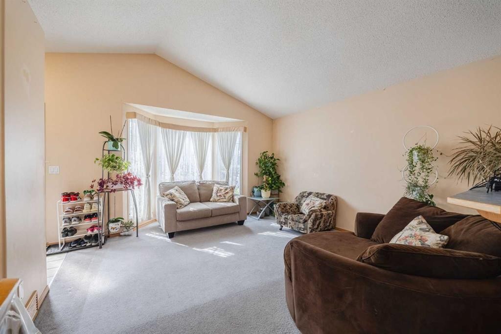23 Tarington Way Ne, Calgary, AB - Indoor Photo Showing Living Room