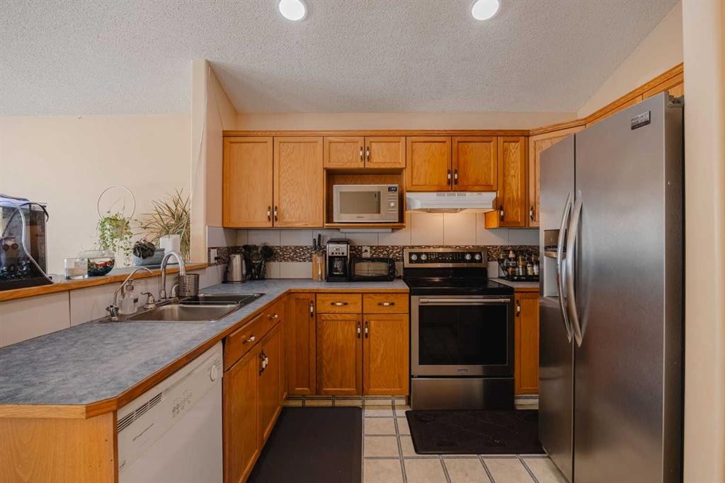 23 Tarington Way Ne, Calgary, AB - Indoor Photo Showing Kitchen With Double Sink