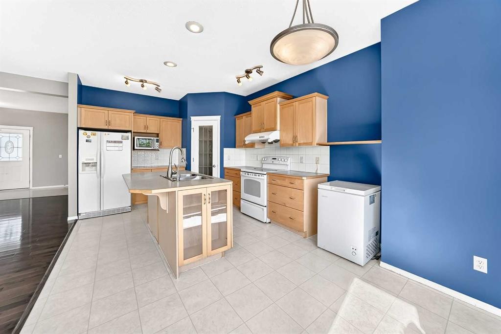 16 Royal Birch Rise Nw, Calgary, AB - Indoor Photo Showing Kitchen