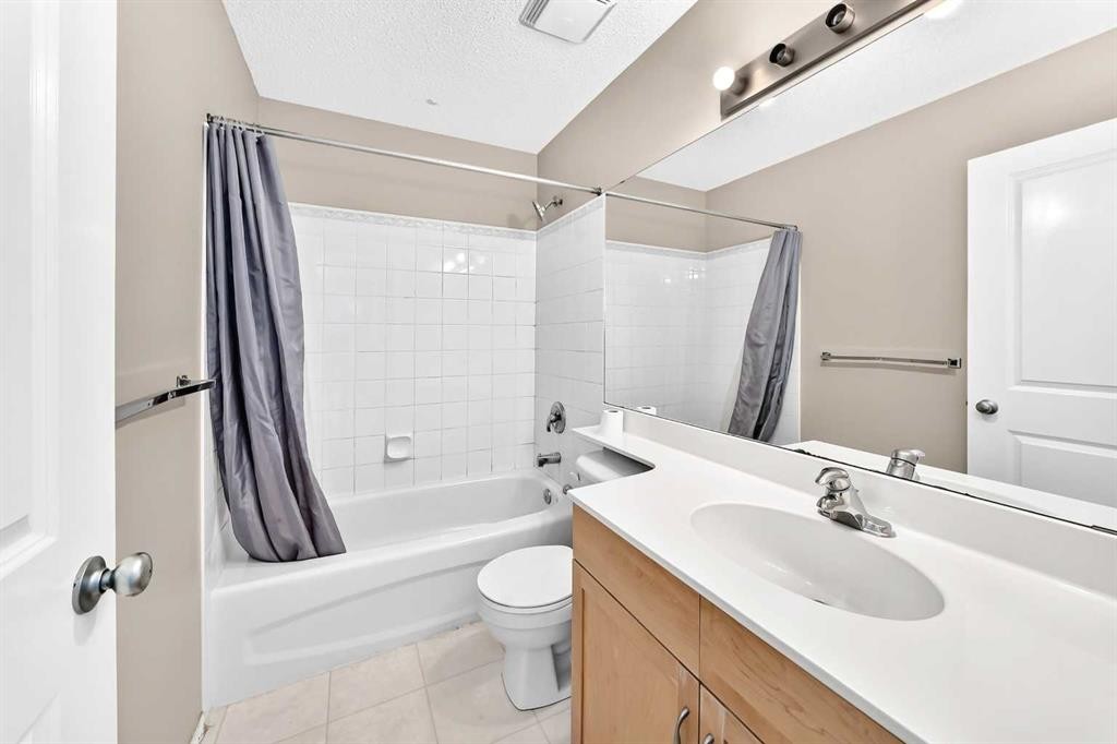 16 Royal Birch Rise Nw, Calgary, AB - Indoor Photo Showing Bathroom