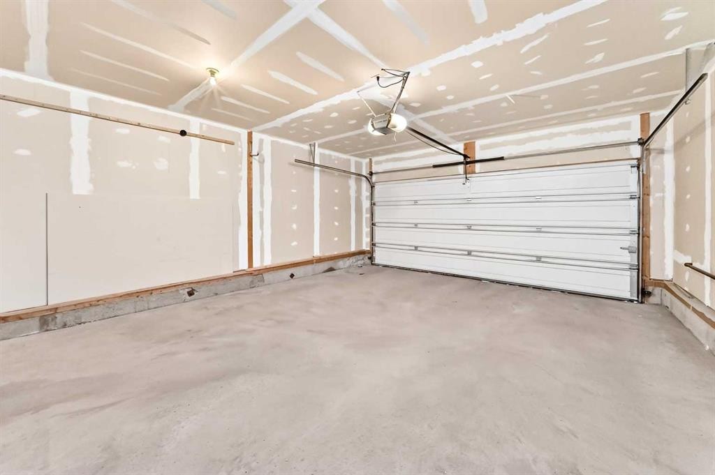 16 Royal Birch Rise Nw, Calgary, AB - Indoor Photo Showing Garage