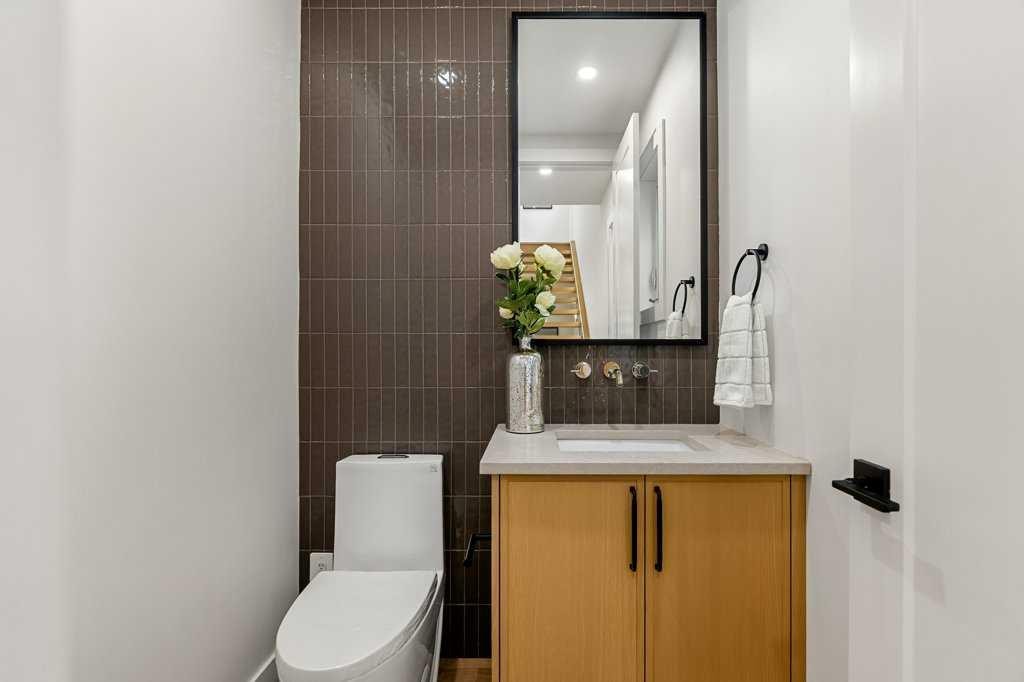 2311 6 Avenue Nw, Calgary, AB - Indoor Photo Showing Bathroom