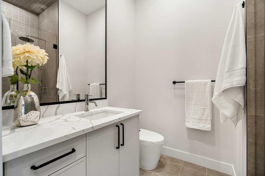 2311 6 Avenue Nw, Calgary, AB - Indoor Photo Showing Bathroom