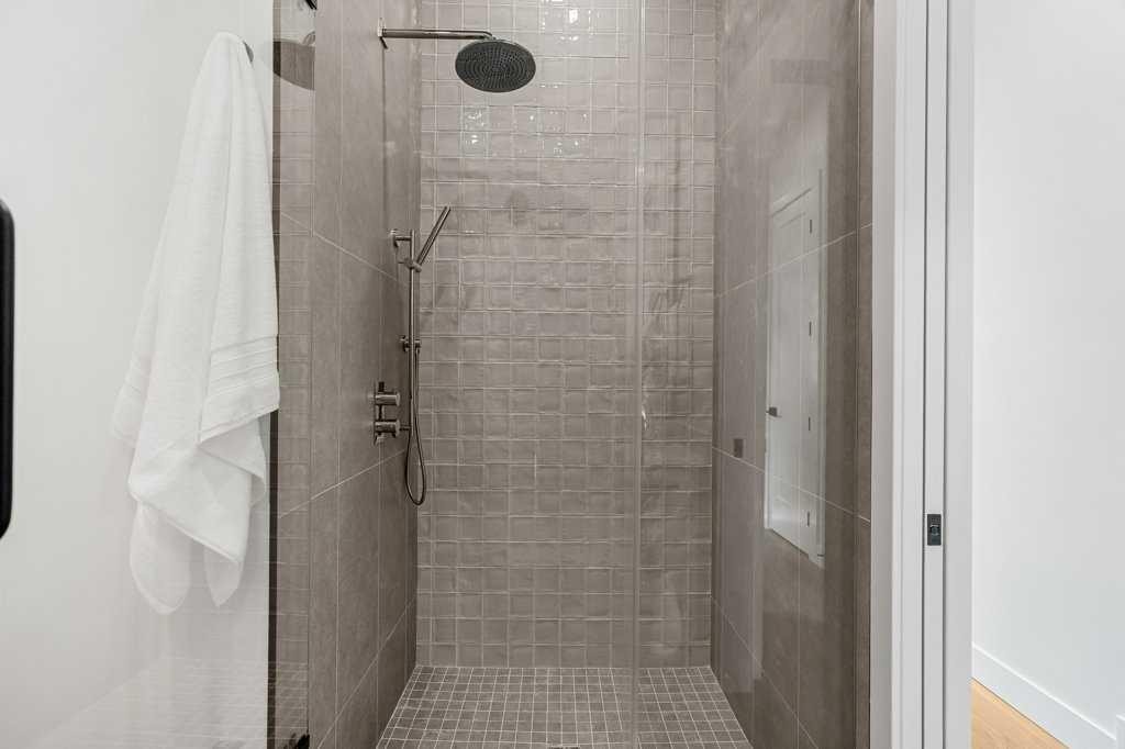 2311 6 Avenue Nw, Calgary, AB - Indoor Photo Showing Bathroom