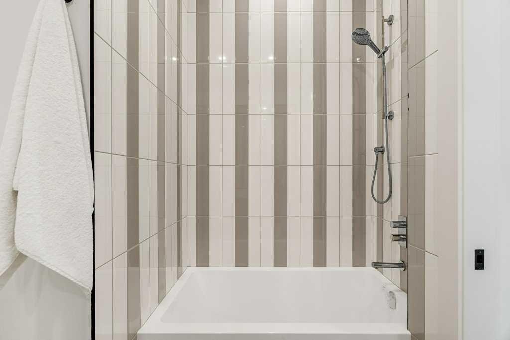 2311 6 Avenue Nw, Calgary, AB - Indoor Photo Showing Bathroom