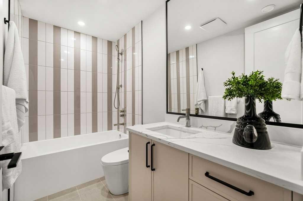 2311 6 Avenue Nw, Calgary, AB - Indoor Photo Showing Bathroom