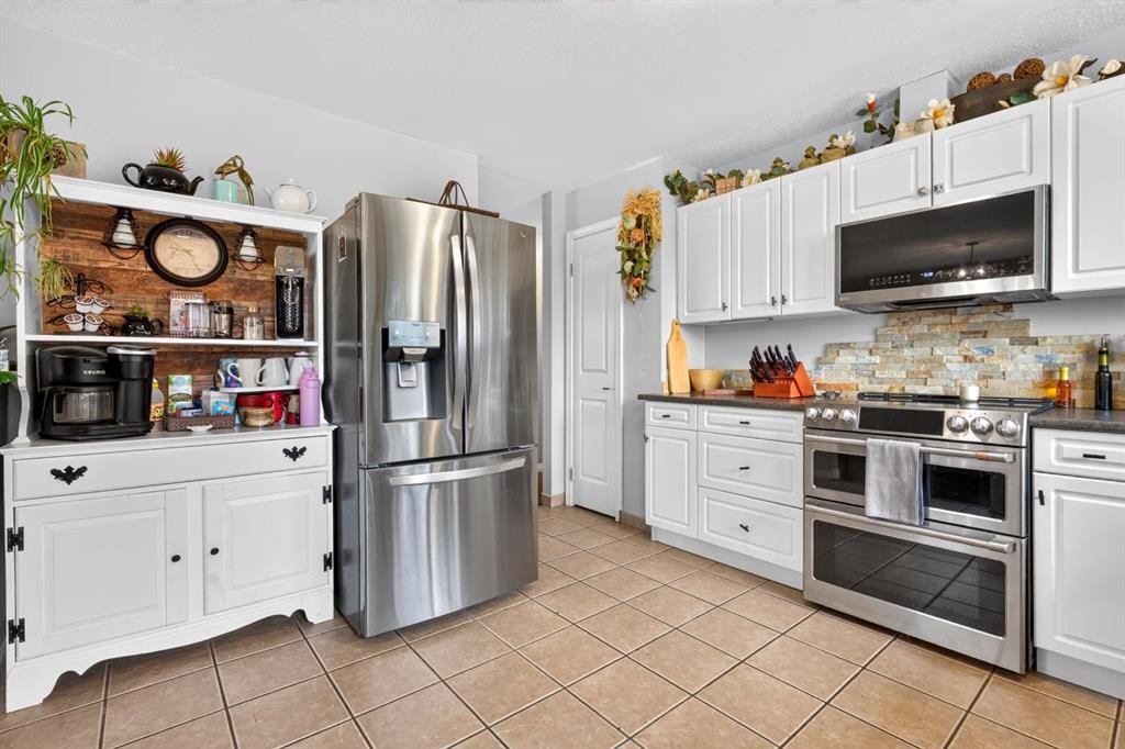 121 Edey Close, Cremona, AB - Indoor Photo Showing Kitchen
