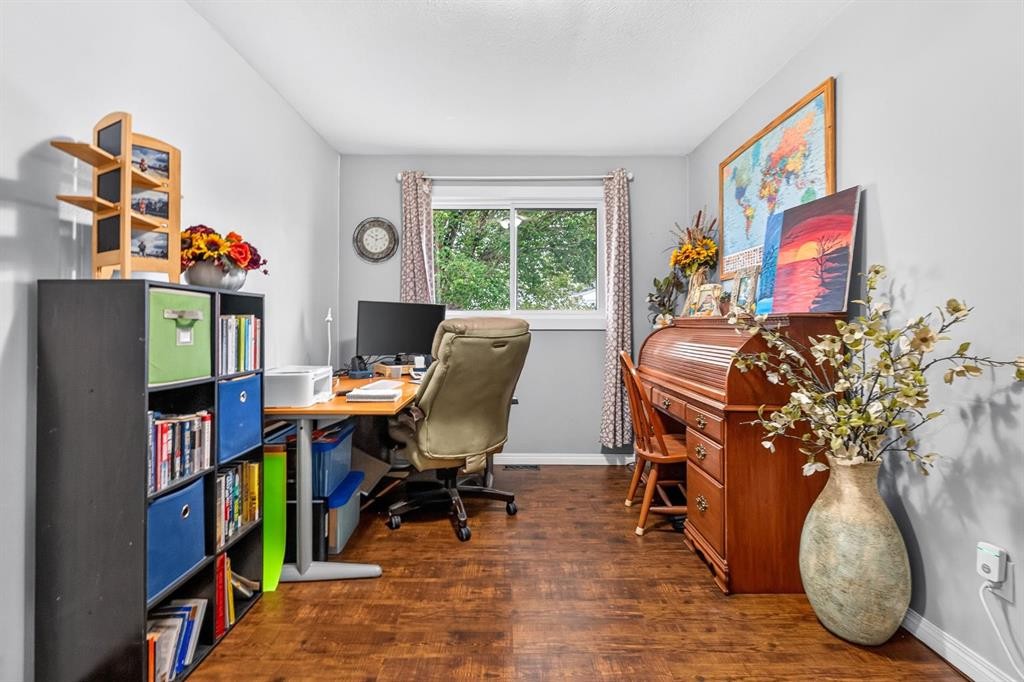 121 Edey Close, Cremona, AB - Indoor Photo Showing Office