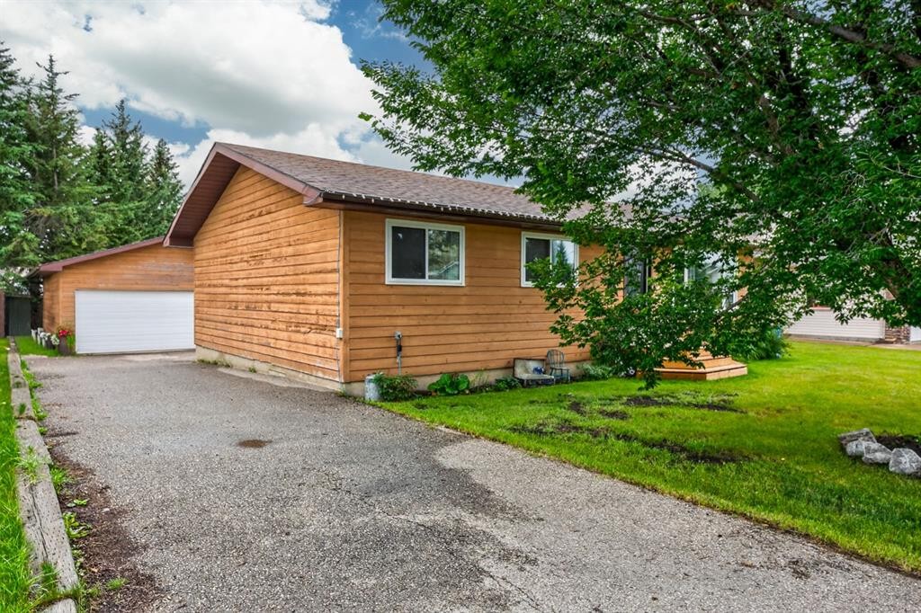 121 Edey Close, Cremona, AB - Outdoor