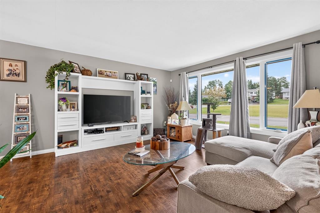 121 Edey Close, Cremona, AB - Indoor Photo Showing Living Room