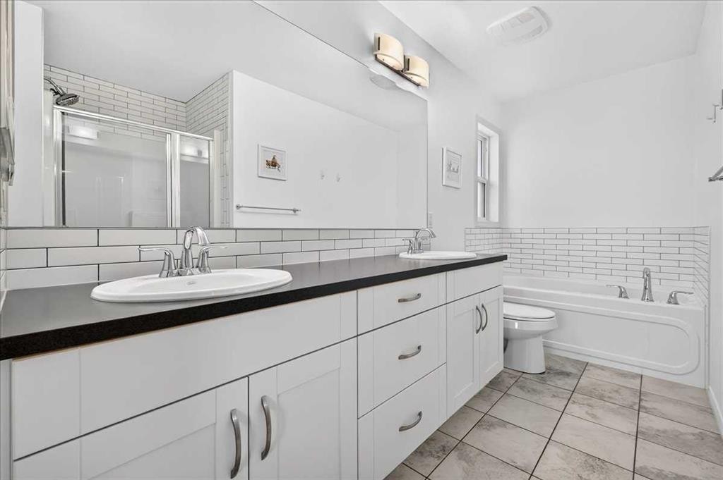 60 Mahogany Grove Se, Calgary, AB - Indoor Photo Showing Bathroom
